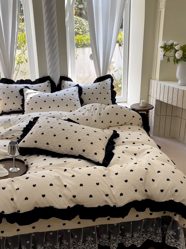 91家纺网 家纺一手货源 找家纺 雨彤家纺 2025年新款赫本风云朵水洗棉夹棉双层花边床盖四件套 爱心-赫本风