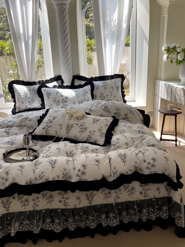 91家纺网 家纺一手货源 找家纺 雨彤家纺 2025年新款赫本风云朵水洗棉夹棉双层花边床盖四件套 爱枝蔓-赫本风