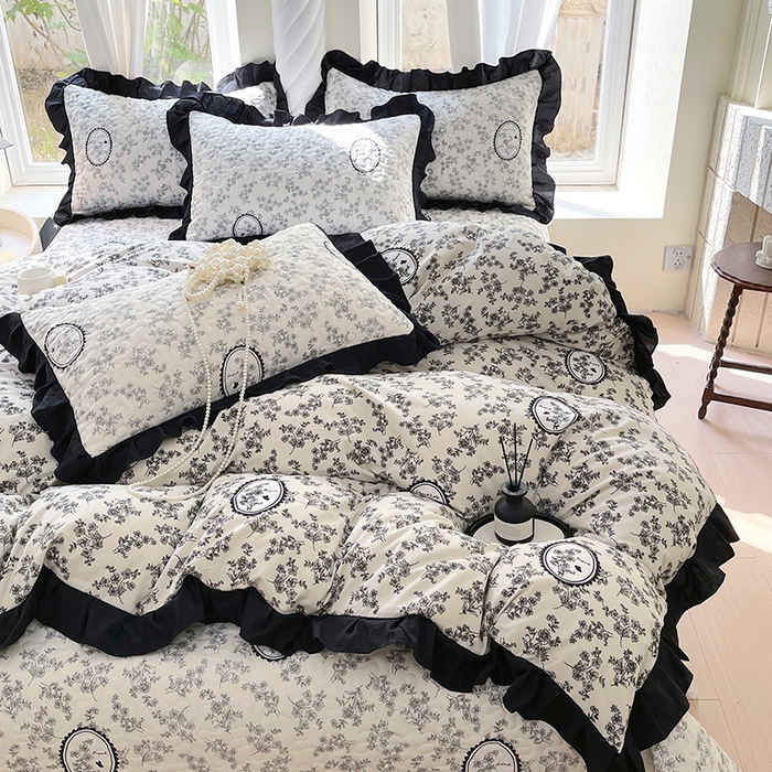 91家纺网 家纺一手货源 找家纺 雨彤家纺 2025年新款赫本风云朵水洗棉夹棉双层花边床盖四件套 澜音花香-赫本风