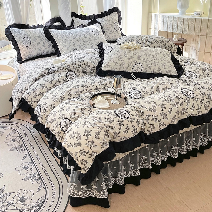 91家纺网 家纺一手货源 找家纺 雨彤家纺 2025年新款赫本风云朵水洗棉夹棉双层花边床盖四件套 澜音花香-赫本风