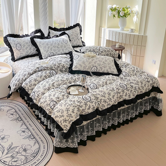 91家纺网 家纺一手货源 找家纺 雨彤家纺 2025年新款赫本风云朵水洗棉夹棉双层花边床盖四件套 澜音花香-赫本风