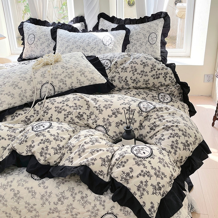 91家纺网 家纺一手货源 找家纺 雨彤家纺 2025年新款赫本风云朵水洗棉夹棉双层花边床盖四件套 澜音花香-赫本风