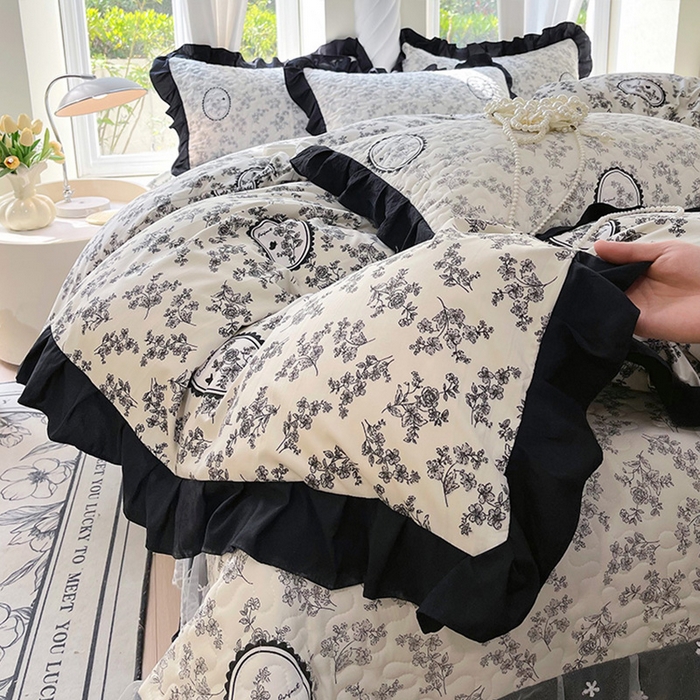 91家纺网 家纺一手货源 找家纺 雨彤家纺 2025年新款赫本风云朵水洗棉夹棉双层花边床盖四件套 澜音花香-赫本风