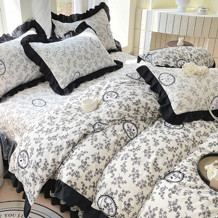 91家纺网 家纺一手货源 找家纺 雨彤家纺 2025年新款赫本风云朵水洗棉夹棉双层花边床盖四件套 澜音花香-赫本风