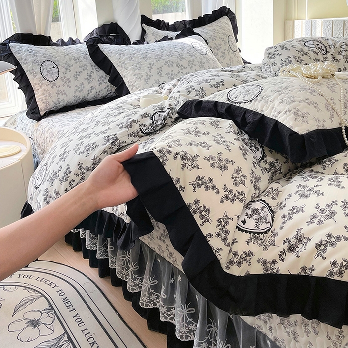 91家纺网 家纺一手货源 找家纺 雨彤家纺 2025年新款赫本风云朵水洗棉夹棉双层花边床盖四件套 澜音花香-赫本风