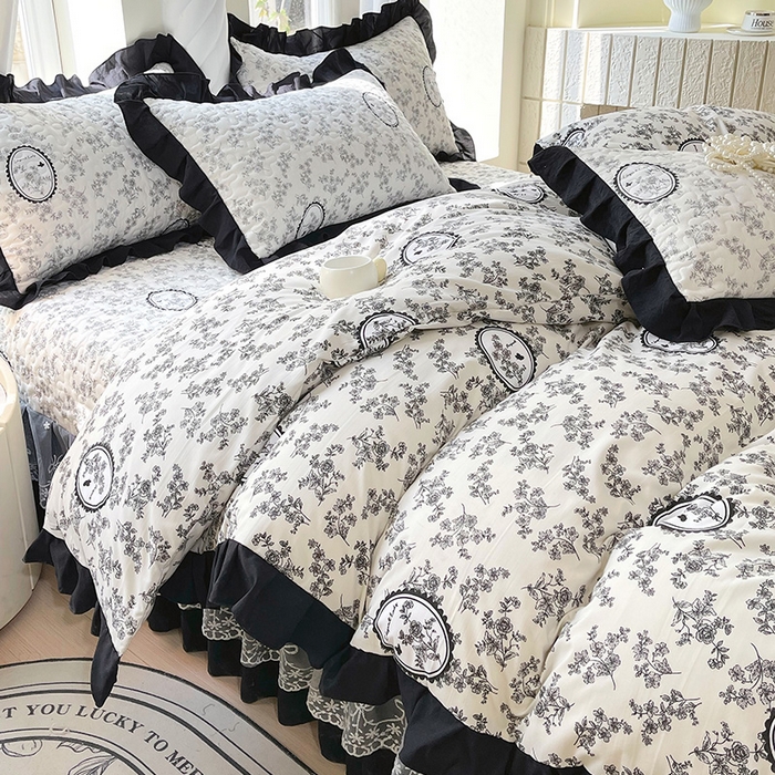 91家纺网 家纺一手货源 找家纺 雨彤家纺 2025年新款赫本风云朵水洗棉夹棉双层花边床盖四件套 澜音花香-赫本风