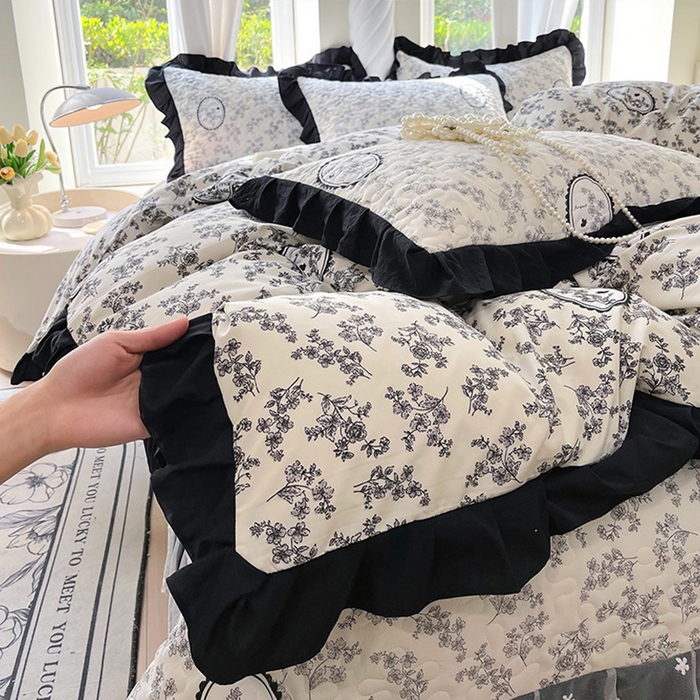 91家纺网 家纺一手货源 找家纺 雨彤家纺 2025年新款赫本风云朵水洗棉夹棉双层花边床盖四件套 澜音花香-赫本风