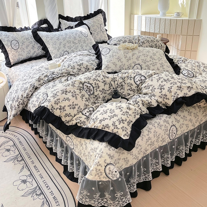 91家纺网 家纺一手货源 找家纺 雨彤家纺 2025年新款赫本风云朵水洗棉夹棉双层花边床盖四件套 澜音花香-赫本风