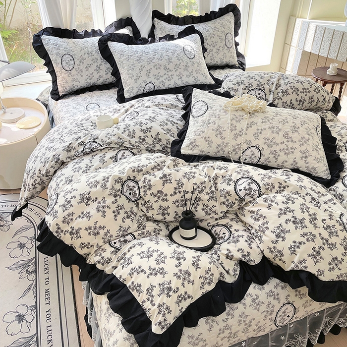 91家纺网 家纺一手货源 找家纺 雨彤家纺 2025年新款赫本风云朵水洗棉夹棉双层花边床盖四件套 澜音花香-赫本风