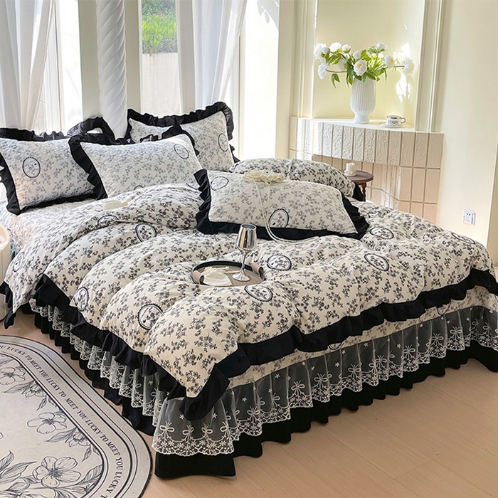 91家纺网 家纺一手货源 找家纺 雨彤家纺 2025年新款赫本风云朵水洗棉夹棉双层花边床盖四件套 澜音花香-赫本风