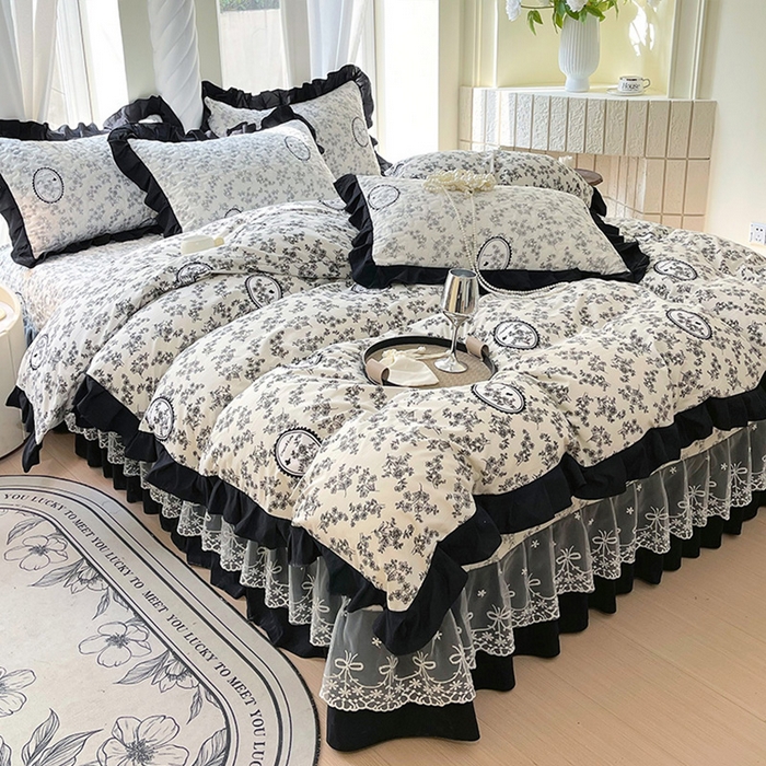 91家纺网 家纺一手货源 找家纺 雨彤家纺 2025年新款赫本风云朵水洗棉夹棉双层花边床盖四件套 澜音花香-赫本风