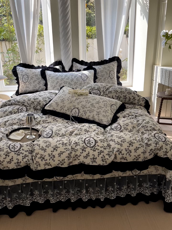 91家纺网 家纺一手货源 找家纺 雨彤家纺 2025年新款赫本风云朵水洗棉夹棉双层花边床盖四件套 澜音花香-赫本风