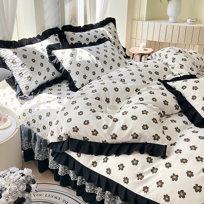91家纺网 家纺一手货源 找家纺 雨彤家纺 2025年新款赫本风云朵水洗棉夹棉双层花边床盖四件套 栗南微-赫本风