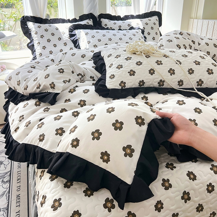91家纺网 家纺一手货源 找家纺 雨彤家纺 2025年新款赫本风云朵水洗棉夹棉双层花边床盖四件套 栗南微-赫本风