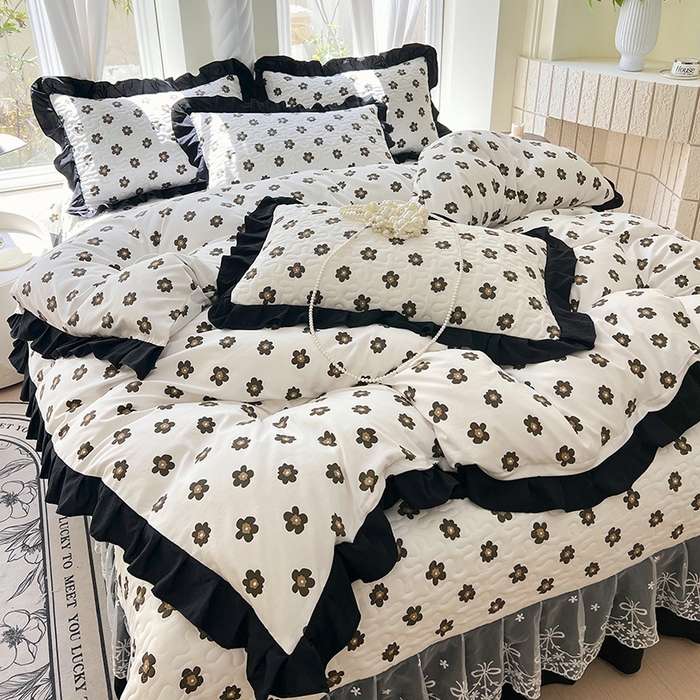 91家纺网 家纺一手货源 找家纺 雨彤家纺 2025年新款赫本风云朵水洗棉夹棉双层花边床盖四件套 栗南微-赫本风