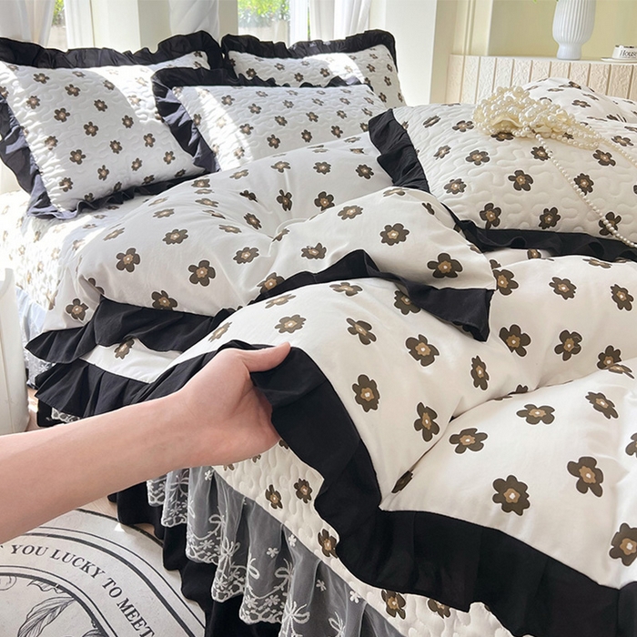 91家纺网 家纺一手货源 找家纺 雨彤家纺 2025年新款赫本风云朵水洗棉夹棉双层花边床盖四件套 栗南微-赫本风