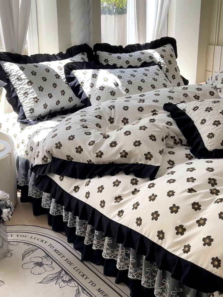 91家纺网 家纺一手货源 找家纺 雨彤家纺 2025年新款赫本风云朵水洗棉夹棉双层花边床盖四件套 栗南微-赫本风