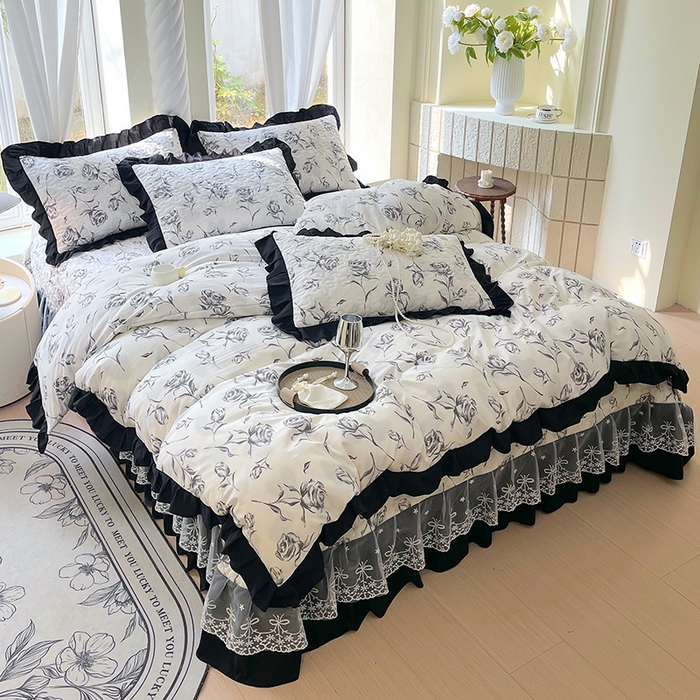 91家纺网 家纺一手货源 找家纺 雨彤家纺 2025年新款赫本风云朵水洗棉夹棉双层花边床盖四件套 水墨玫瑰-赫本风