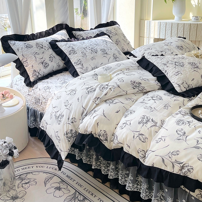 91家纺网 家纺一手货源 找家纺 雨彤家纺 2025年新款赫本风云朵水洗棉夹棉双层花边床盖四件套 水墨玫瑰-赫本风