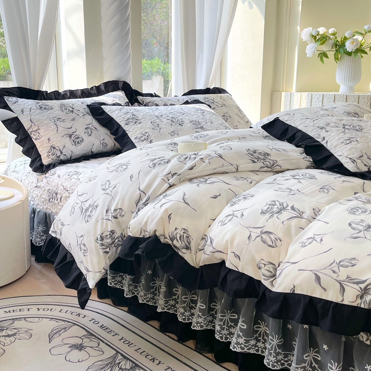 91家纺网 家纺一手货源 找家纺 雨彤家纺 2025年新款赫本风云朵水洗棉夹棉双层花边床盖四件套 水墨玫瑰-赫本风