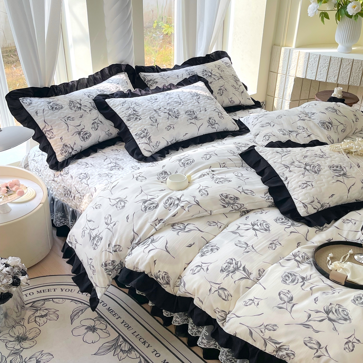 91家纺网 家纺一手货源 找家纺 雨彤家纺 2025年新款赫本风云朵水洗棉夹棉双层花边床盖四件套 水墨玫瑰-赫本风