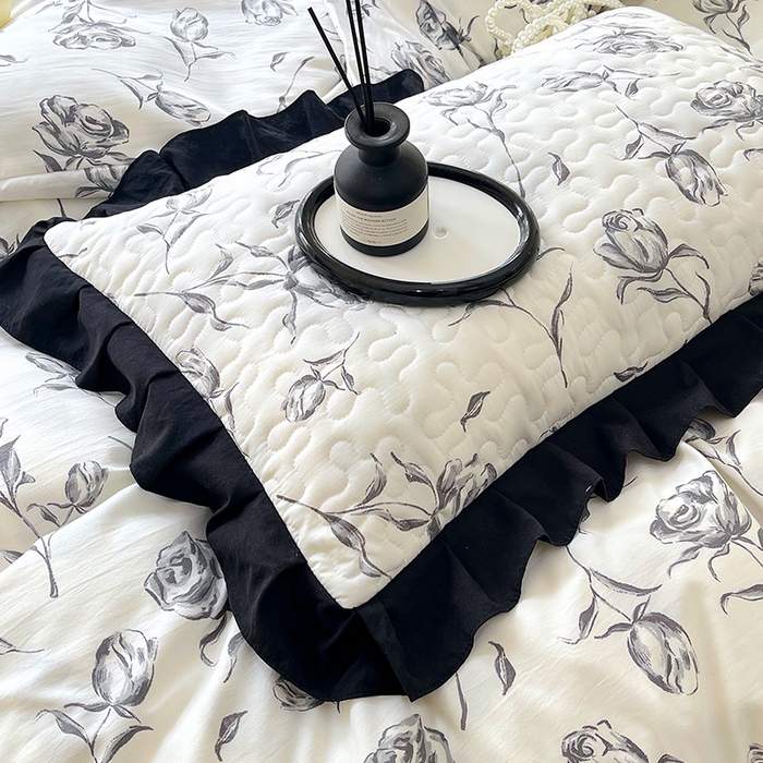 91家纺网 家纺一手货源 找家纺 雨彤家纺 2025年新款赫本风云朵水洗棉夹棉双层花边床盖四件套 水墨玫瑰-赫本风