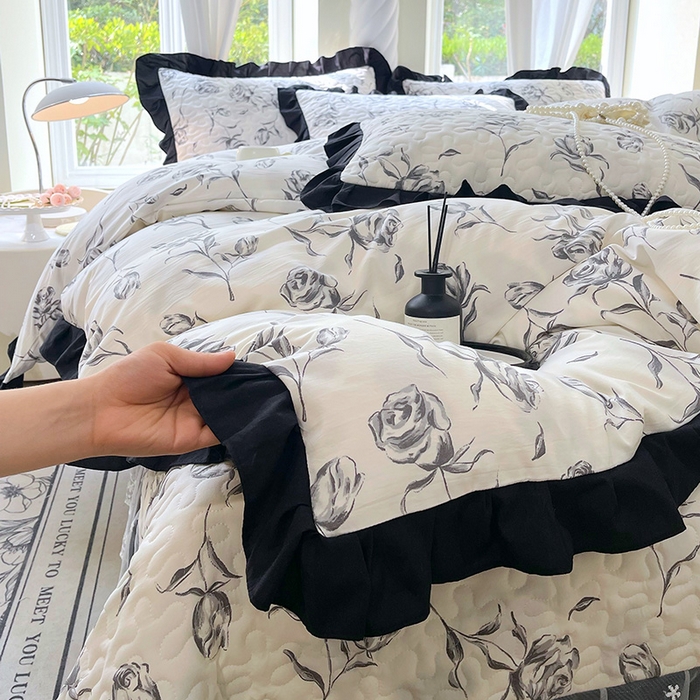 91家纺网 家纺一手货源 找家纺 雨彤家纺 2025年新款赫本风云朵水洗棉夹棉双层花边床盖四件套 水墨玫瑰-赫本风