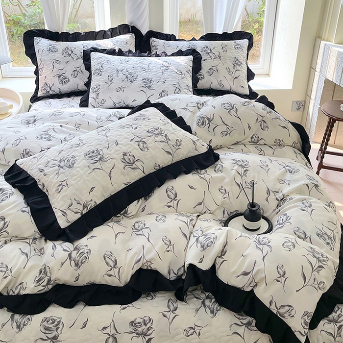91家纺网 家纺一手货源 找家纺 雨彤家纺 2025年新款赫本风云朵水洗棉夹棉双层花边床盖四件套 水墨玫瑰-赫本风