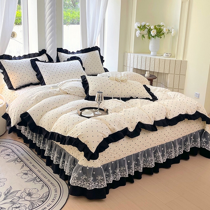 91家纺网 家纺一手货源 找家纺 雨彤家纺 2025年新款赫本风云朵水洗棉夹棉双层花边床盖四件套 小波点-赫本风