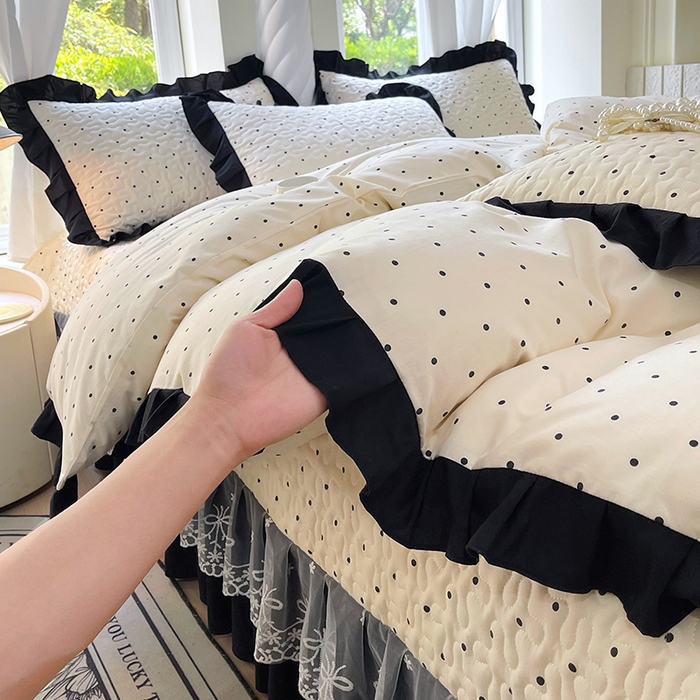 91家纺网 家纺一手货源 找家纺 雨彤家纺 2025年新款赫本风云朵水洗棉夹棉双层花边床盖四件套 小波点-赫本风