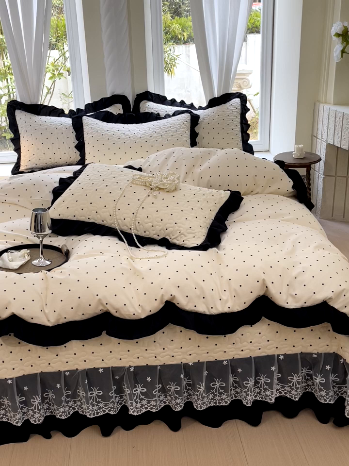 91家纺网 家纺一手货源 找家纺 雨彤家纺 2025年新款赫本风云朵水洗棉夹棉双层花边床盖四件套 小波点-赫本风