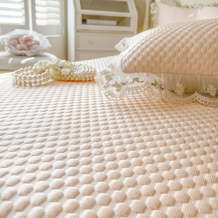 91家纺网 家纺一手货源 找家纺 恋尚 2025新款3D裸睡凉感冰豆豆床笠式床裙软席席子三件套-巧心（控价170起） 巧心-浅玉