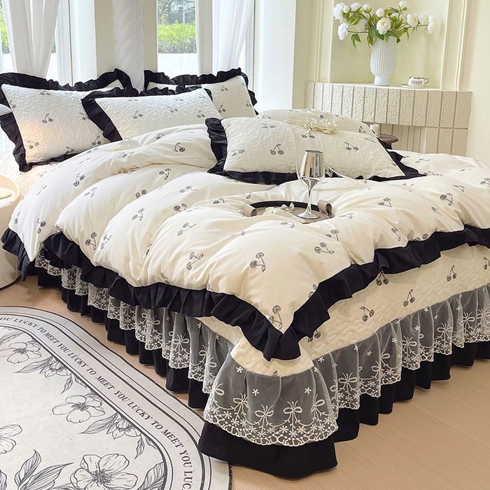 91家纺网 家纺一手货源 找家纺 雨彤家纺 2025年新款赫本风云朵水洗棉夹棉双层花边床盖四件套 樱桃-赫本风