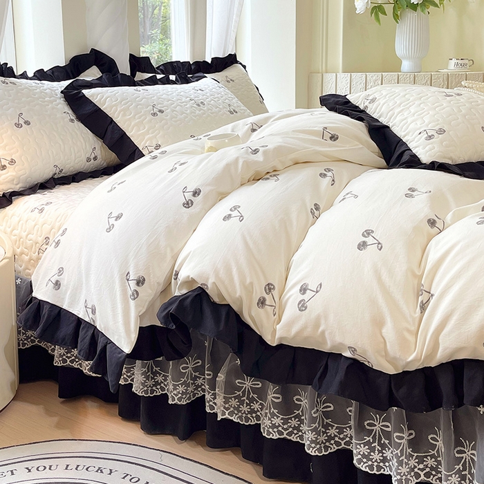 91家纺网 家纺一手货源 找家纺 雨彤家纺 2025年新款赫本风云朵水洗棉夹棉双层花边床盖四件套 樱桃-赫本风