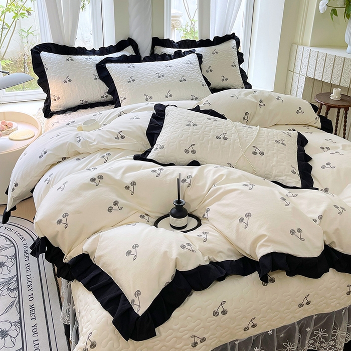 91家纺网 家纺一手货源 找家纺 雨彤家纺 2025年新款赫本风云朵水洗棉夹棉双层花边床盖四件套 樱桃-赫本风