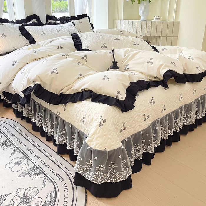 91家纺网 家纺一手货源 找家纺 雨彤家纺 2025年新款赫本风云朵水洗棉夹棉双层花边床盖四件套 樱桃-赫本风