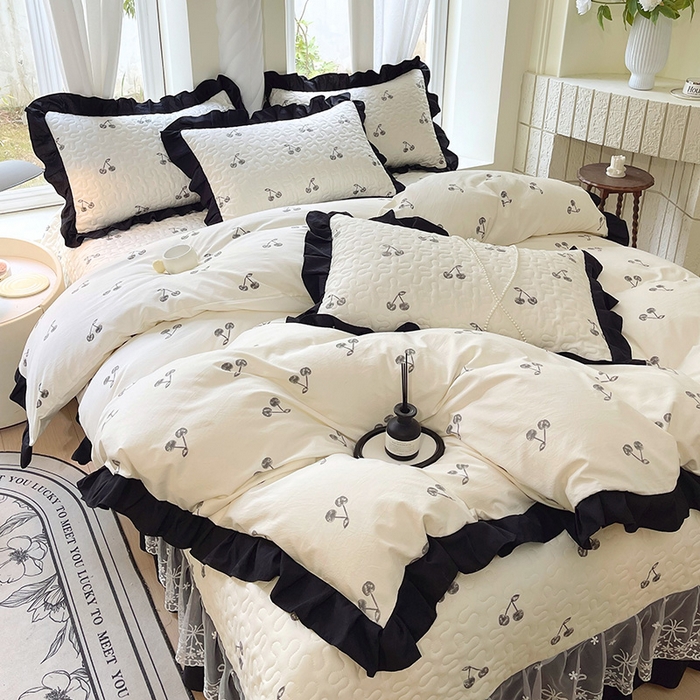 91家纺网 家纺一手货源 找家纺 雨彤家纺 2025年新款赫本风云朵水洗棉夹棉双层花边床盖四件套 樱桃-赫本风