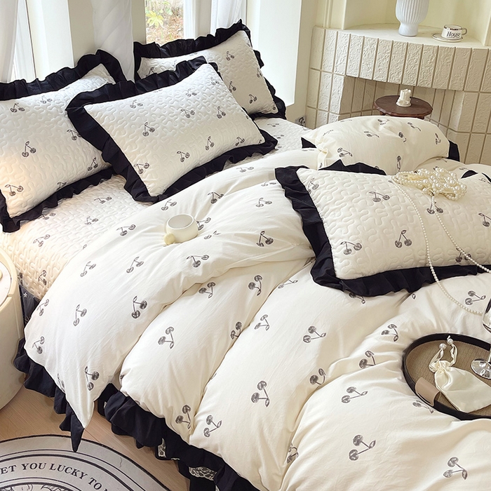 91家纺网 家纺一手货源 找家纺 雨彤家纺 2025年新款赫本风云朵水洗棉夹棉双层花边床盖四件套 樱桃-赫本风