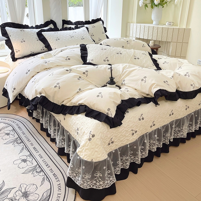 91家纺网 家纺一手货源 找家纺 雨彤家纺 2025年新款赫本风云朵水洗棉夹棉双层花边床盖四件套 樱桃-赫本风