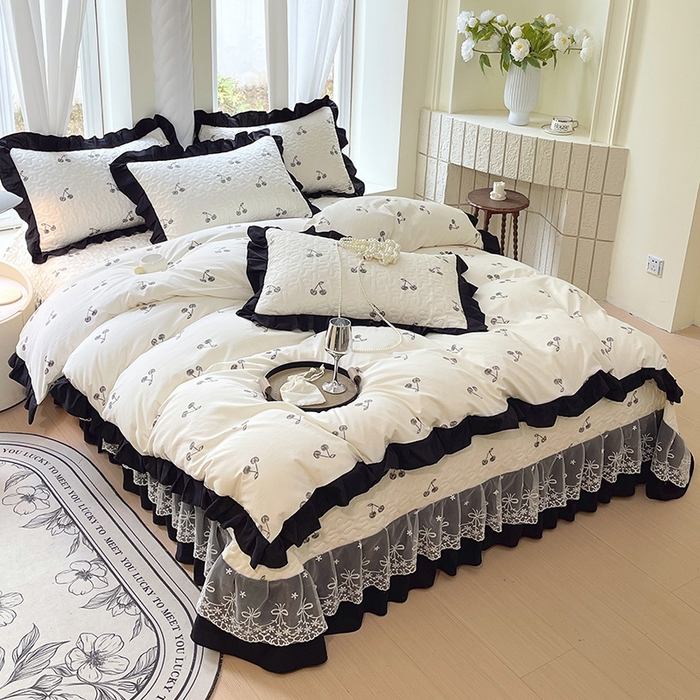 91家纺网 家纺一手货源 找家纺 雨彤家纺 2025年新款赫本风云朵水洗棉夹棉双层花边床盖四件套 樱桃-赫本风