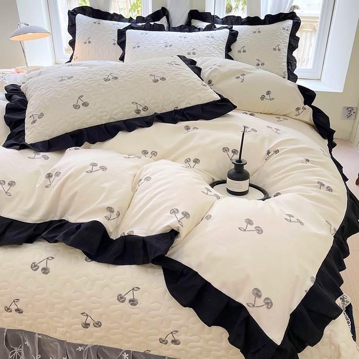 91家纺网 家纺一手货源 找家纺 雨彤家纺 2025年新款赫本风云朵水洗棉夹棉双层花边床盖四件套 樱桃-赫本风