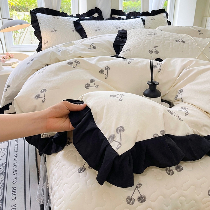 91家纺网 家纺一手货源 找家纺 雨彤家纺 2025年新款赫本风云朵水洗棉夹棉双层花边床盖四件套 樱桃-赫本风