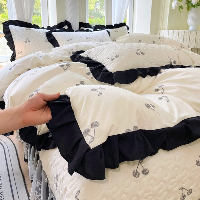 91家纺网 家纺一手货源 找家纺 雨彤家纺 2025年新款赫本风云朵水洗棉夹棉双层花边床盖四件套 樱桃-赫本风