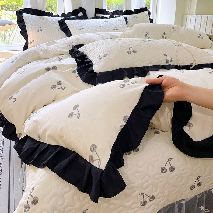 91家纺网 家纺一手货源 找家纺 雨彤家纺 2025年新款赫本风云朵水洗棉夹棉双层花边床盖四件套 樱桃-赫本风