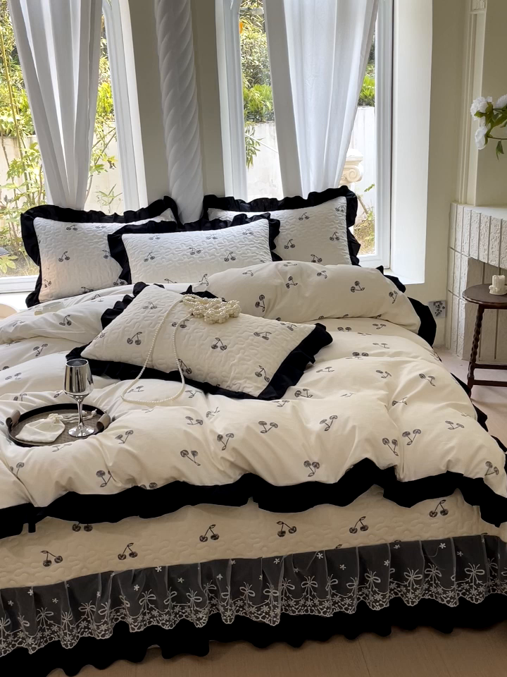 91家纺网 家纺一手货源 找家纺 雨彤家纺 2025年新款赫本风云朵水洗棉夹棉双层花边床盖四件套 樱桃-赫本风