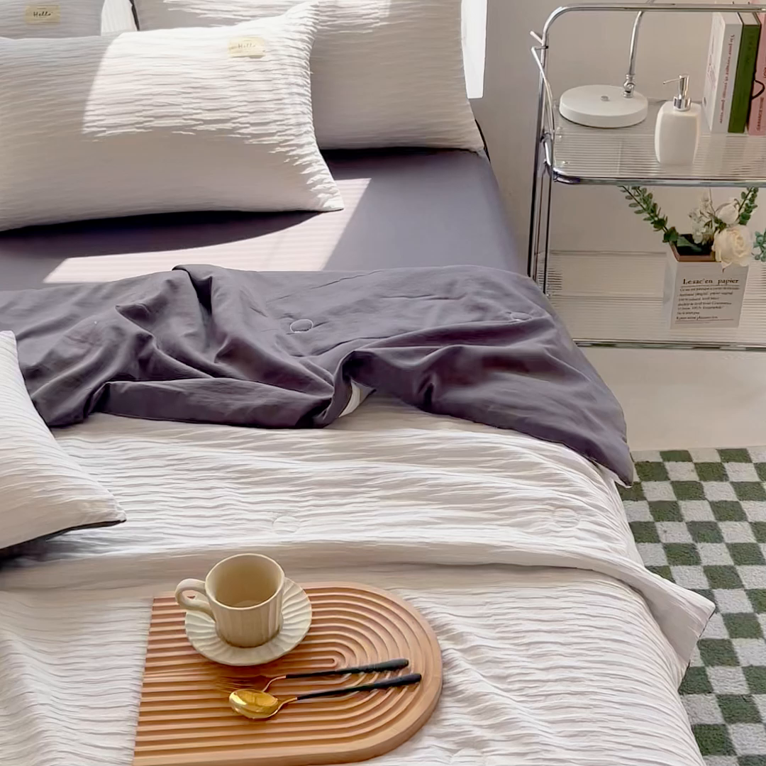 91家纺网 家纺一手货源 找家纺 斯卡诺家纺 2025新款直播爆款提花针织泡泡纱夏被四件套夏凉被空调被四件套 白灰色