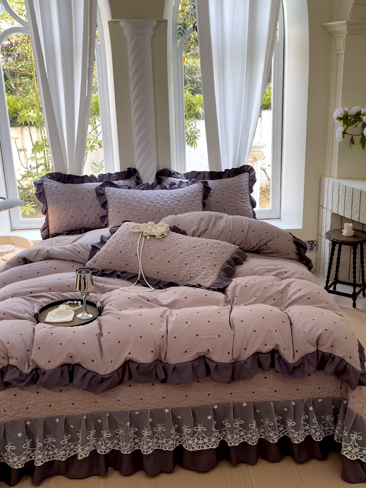 91家纺网 家纺一手货源 找家纺 雨彤家纺 2025年新款赫本风云朵水洗棉夹棉双层花边床盖四件套 芋艿波波-紫-赫本风