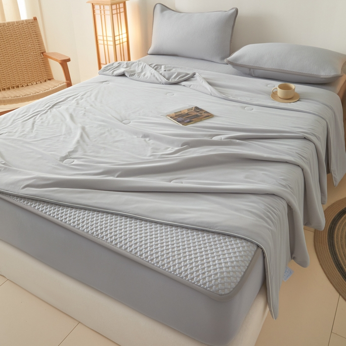 91家纺网 家纺一手货源 找家纺 欧邦 2025春夏新款PE凉感冰豆豆床笠款夏被夏凉被空调被四件套 桃心-灰