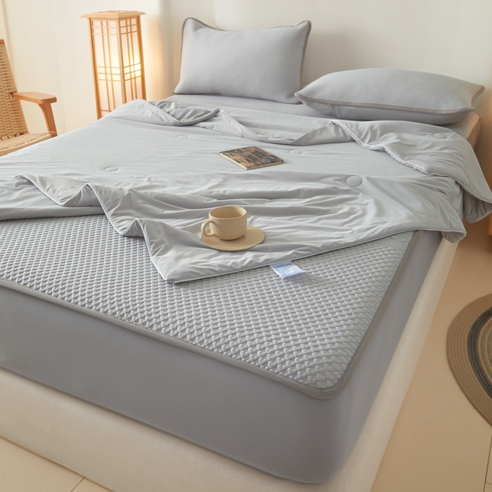 91家纺网 家纺一手货源 找家纺 欧邦 2025春夏新款PE凉感冰豆豆床笠款夏被夏凉被空调被四件套 桃心-灰