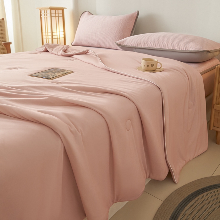 91家纺网 家纺一手货源 找家纺 欧邦 2025春夏新款PE凉感冰豆豆床笠款夏被夏凉被空调被四件套 桃心-粉